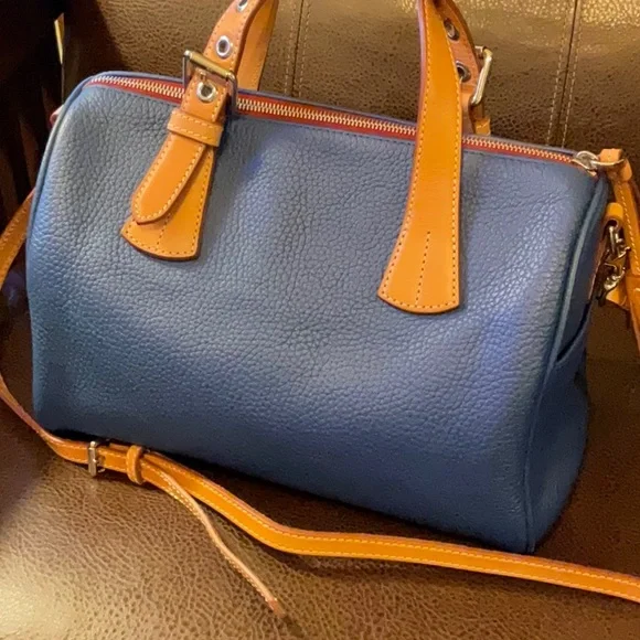 Dooney and Bourke barrel bag - Picture 3 of 8